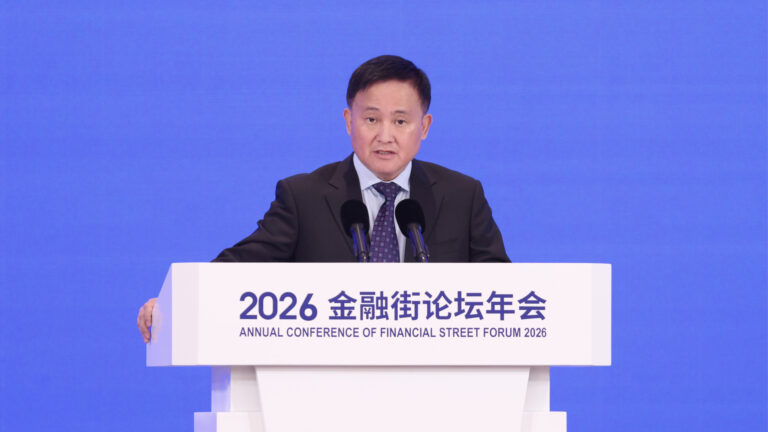 La banque centrale chinoise va recourir à une stratégie d&rsquo;IA en trois volets, déclare le gouverneur