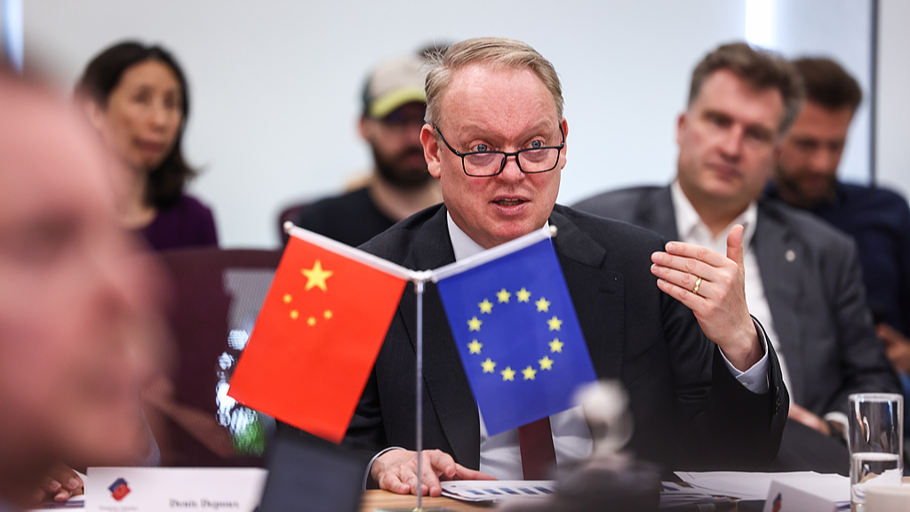 Le président de la Chambre de commerce de l'Union européenne en Chine, Jens Eskelund, s'exprime lors d'une conférence de presse pour le lancement de l'enquête 2026 sur la confiance des entreprises de la chambre à Pékin, en Chine, le 27 mai 2026. /VCG