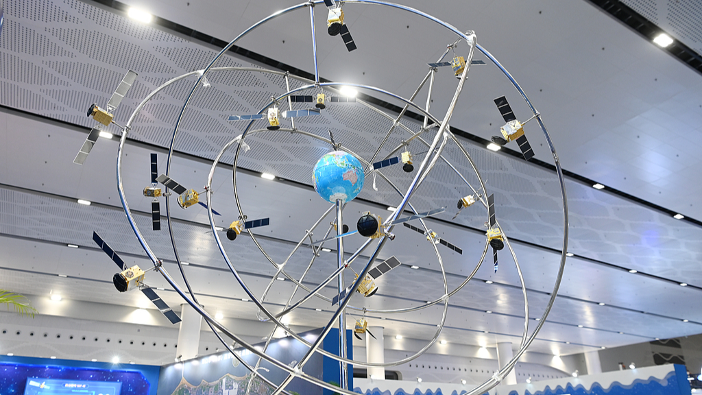 Un modèle du système de navigation par satellite BeiDou est présenté lors de la Conférence spatiale chinoise 2022, à Haikou, dans la province de Hainan (sud de la Chine), le 25 novembre 2022. /VCG