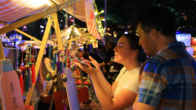 Des touristes internationaux parcourent un marché de la fête de la mi-automne au parc culturel et touristique de Suoxi à Zhangjiajie, province du Hunan, centre de la Chine, le 23 septembre 2026. /VCG