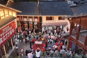 La tradition prend vie dans les anciennes villes de Chine à l&rsquo;occasion de la fête nationale