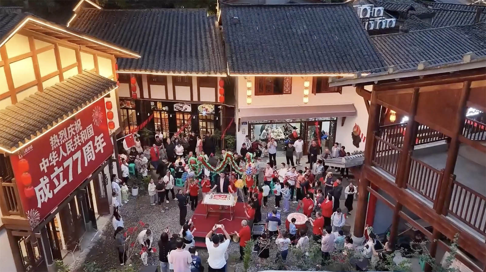La tradition prend vie dans les anciennes villes de Chine à l'occasion de la fête nationale