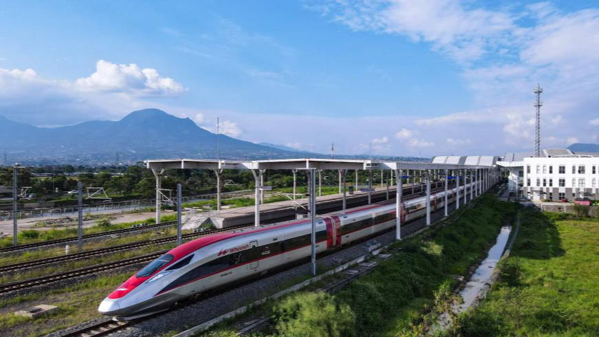 Un train électrique à unités multiples de la ligne à grande vitesse Jakarta-Bandung quitte la gare de Tegalluar à Bandung, en Indonésie, le 20 mai 2025. /Xinhua
