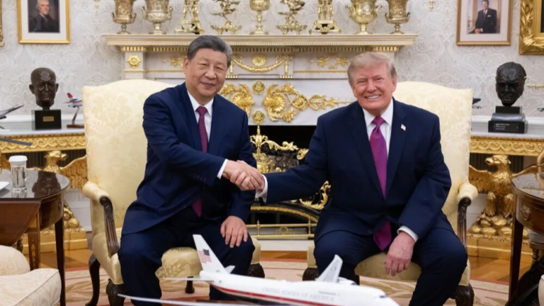 Le président chinois Xi Jinping serre la main du président américain Donald Trump lors d'échanges en petits groupes à la Maison Blanche, à Washington, DC, États-Unis, le 24 septembre 2026. /Xinhua