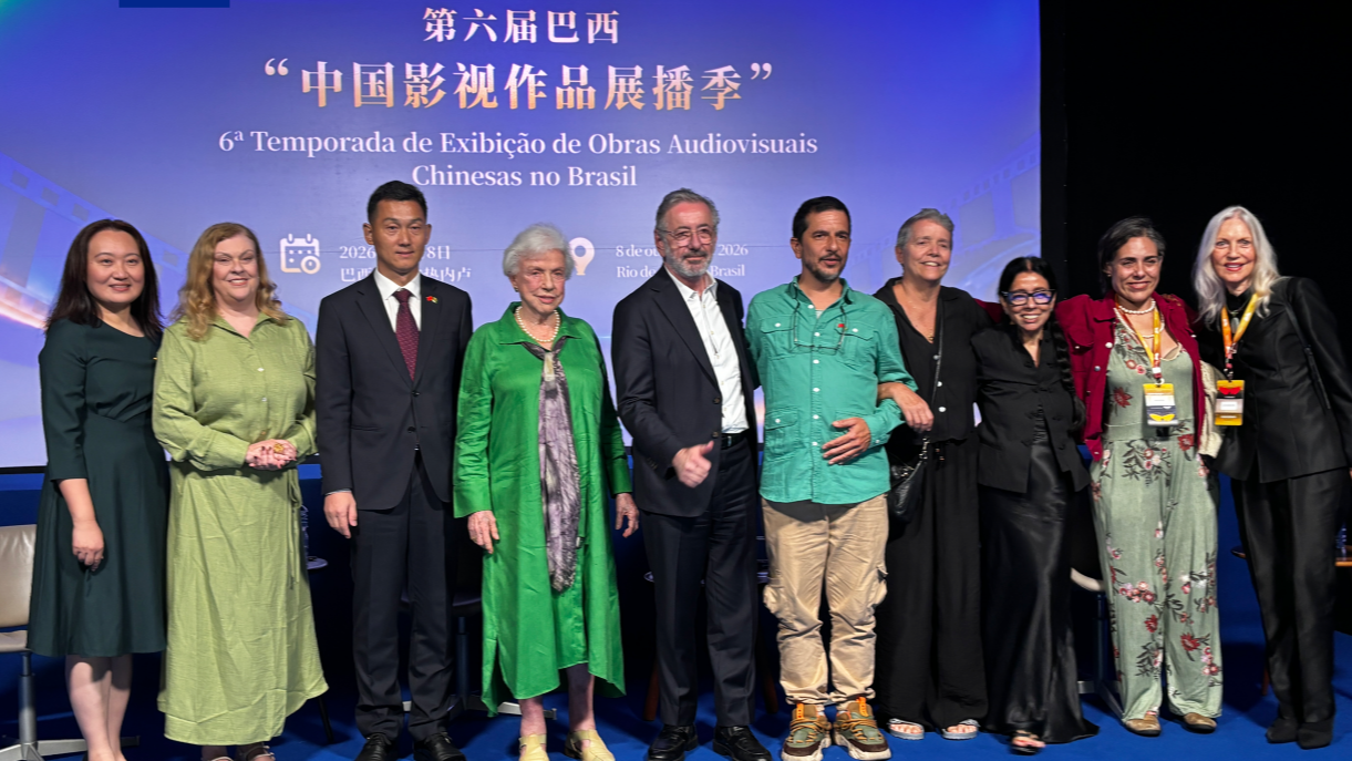 Les invités posent pour une photo de groupe lors de la cérémonie de clôture de la 6e édition de l'exposition de films et de séries télévisées chinoises à Rio de Janeiro, au Brésil, le 8 octobre 2026. /CMG