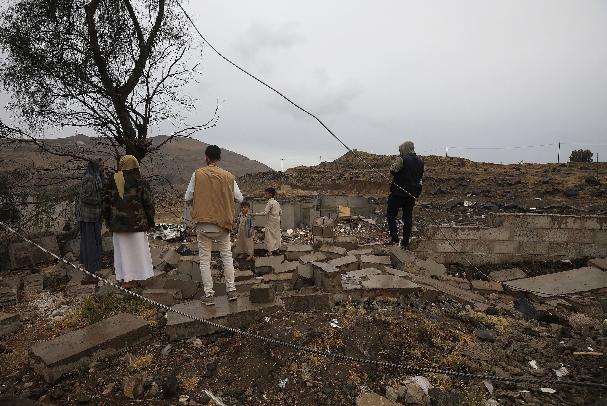 Des personnes inspectent le site d'une frappe aérienne menée par l'Arabie saoudite sur une maison à Sanaa, au Yémen, le 24 octobre 2026. /VCG