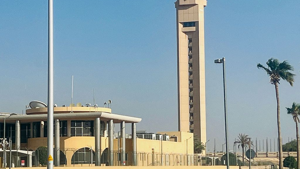 Une tour de contrôle du trafic aérien est visible à l'aéroport international King Khalid de Riyad, en Arabie Saoudite. /VCG
