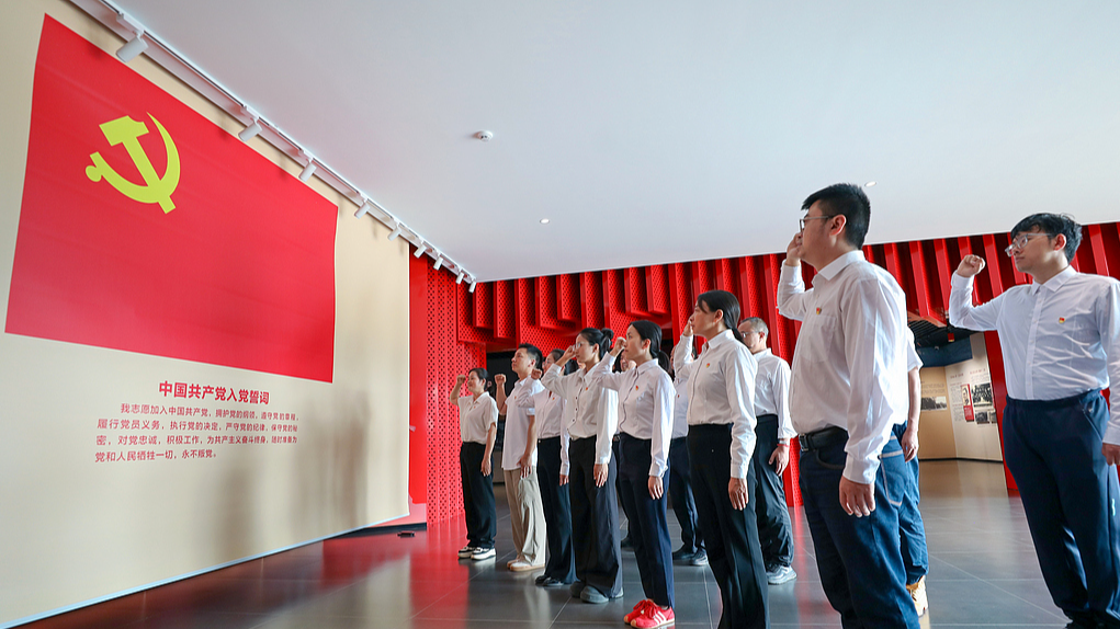 Des membres du Parti communiste chinois renouvellent leur serment d'admission au Parti à Qujing, dans la province du Yunnan (sud-ouest de la Chine), le 26 juin 2026. /VCG