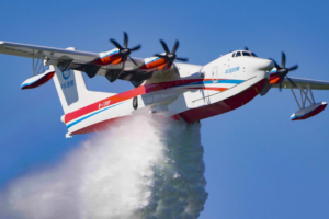 L&rsquo;avion amphibie chinois AG600 accomplit sa mission de lutte contre les incendies de forêt