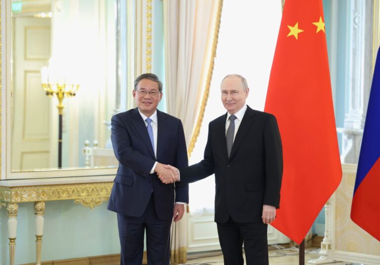 Le Premier ministre chinois Li Qiang rencontre le président russe Vladimir Poutine à Saint-Pétersbourg, en Russie, le 21 octobre 2026. /Xinhua