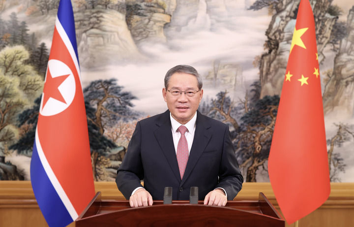 Le Premier ministre chinois Li Qiang prononce un discours vidéo lors de la cérémonie d'ouverture du nouveau pont Chine-RPDC sur la rivière Yalu reliant la province du Liaoning (nord-est de la Chine) et la province de Pyongan du Nord de la RPDC, le 15 octobre 2026. /Xinhua