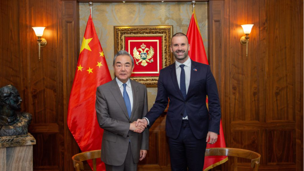 Le Premier ministre monténégrin Milojko Spajic rencontre le ministre chinois des Affaires étrangères Wang Yi, également membre du Bureau politique du Comité central du Parti communiste chinois, à Podgorica, au Monténégro, le 18 octobre 2026. /Xinhua