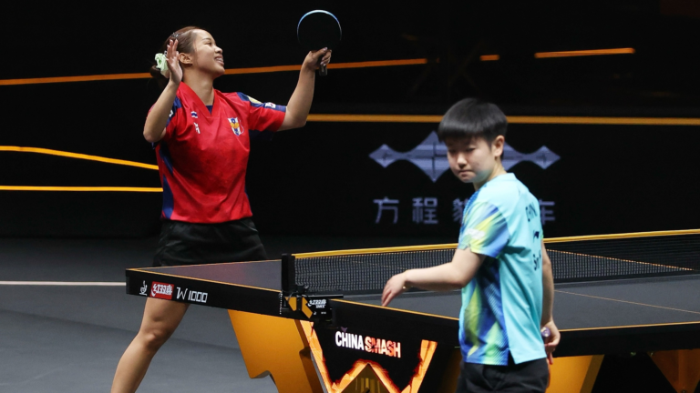 Orawan Paranang (à gauche), de Thaïlande, célèbre après avoir bouleversé Sun Yingsha, de Chine, lors d'un match de simple féminin en huitièmes de finale au WTT China Smash à Pékin, en Chine, le 7 octobre 2026. /VCG