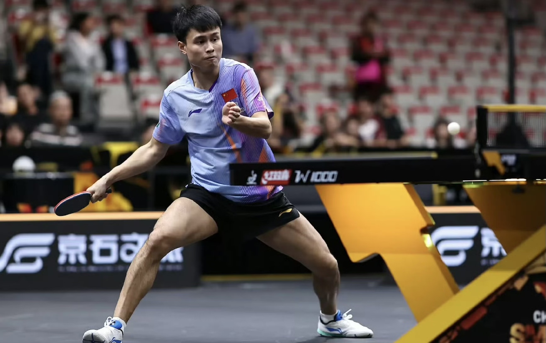 Le Chinois Zhou Qihao se prépare à tirer contre son compatriote Xiang Peng lors d'un match simple messieurs en huitièmes de finale au WTT China Smash à Pékin, Chine, le 7 octobre 2026. /Weibo