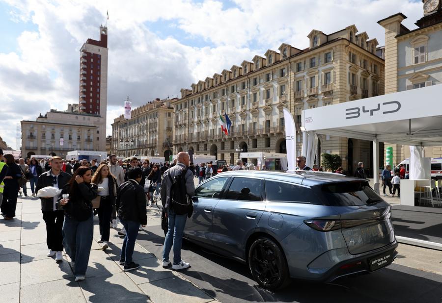 Les visiteurs voient un modèle présenté par le constructeur automobile chinois de haute technologie BYD au Salon de l'auto de Turin, en Italie. La Yangwang U9 de BYD a reçu le prix China Performance Car of the Year, le 27 septembre 2025. /Xinhua