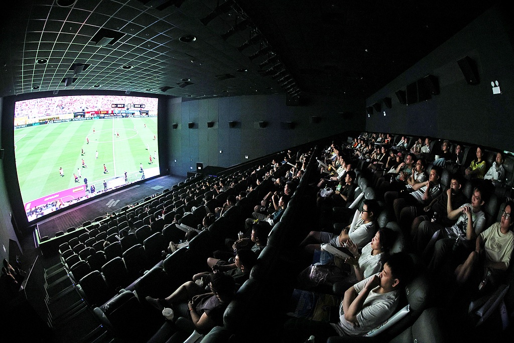 Des supporters regardent le dernier match de la Coupe du Monde de la FIFA 2026 dans un cinéma de Jiaxing, province du Zhejiang, le 20 juillet 2026. /VCG