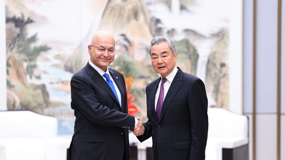 Le ministre chinois des Affaires étrangères Wang Yi rencontre le Haut-Commissaire des Nations Unies pour les réfugiés, Barham Salih, dans la nouvelle zone de Xiongan, dans la province du Hebei (nord de la Chine), le 23 octobre 2026. /Ministère chinois des Affaires étrangères