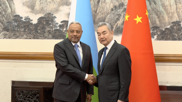 Le ministre chinois des Affaires étrangères Wang Yi rencontre Abdoulkader Houssein Omar, ministre des Affaires étrangères et de la Coopération internationale de Djibouti, à Pékin, en Chine, le 21 octobre 2026. /CGTN 