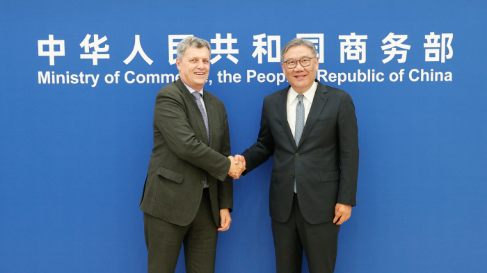 Le ministre chinois du Commerce Wang Wentao a rencontré Antoine de Saint-Affrique, directeur général de Danone, le 12 octobre 2026. /Ministère chinois du Commerce