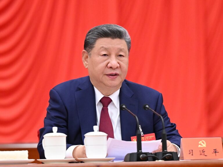 Xi Jinping, secrétaire général du Comité central du Parti communiste chinois (PCC), prononce un discours important lors de la cinquième session plénière du 20e Comité central du PCC à Pékin, capitale de la Chine. Le 20e Comité central du PCC a tenu sa cinquième session plénière à Pékin du 26 au 29 octobre 2026. /Xinhua 