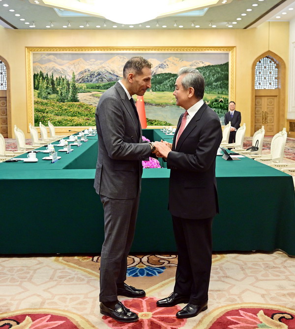 Wang Yi, membre du Bureau politique du Comité central du Parti communiste chinois et directeur du Bureau de la Commission centrale des affaires étrangères, rencontre Khaldoon Khalifa Al Moubarak, envoyé spécial du président des Émirats arabes unis (EAU) en Chine, à Pékin, en Chine, le 13 octobre 2026. /Ministère chinois des Affaires étrangères
