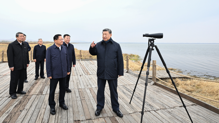 Le président chinois Xi Jinping inspecte la réserve naturelle du lac Huangqihai à Ulanqab, dans la région autonome de Mongolie intérieure (nord de la Chine), le 16 octobre 2026. /Xinhua