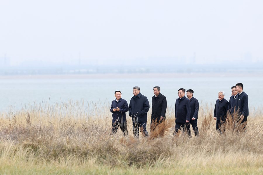 Le président chinois Xi Jinping inspecte la réserve naturelle du lac Huangqihai à Ulanqab, dans la région autonome de Mongolie intérieure (nord de la Chine), le 16 octobre 2026. /Xinhua