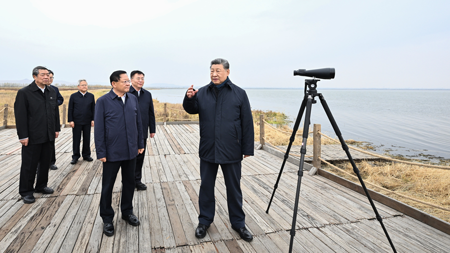 Le président chinois Xi Jinping inspecte la réserve naturelle du lac Huangqihai à Ulanqab, dans la région autonome de Mongolie intérieure (nord de la Chine), le 16 octobre 2026. /Xinhua