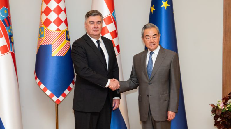 Le président croate Zoran Milanovic rencontre le ministre chinois des Affaires étrangères Wang Yi, également membre du Bureau politique du Comité central du Parti communiste chinois, à Zagreb, en Croatie, le 16 octobre 2026. /Xinhua
