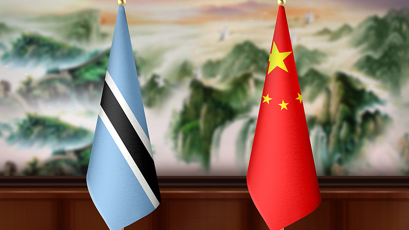 Drapeaux nationaux de la Chine et du Botswana. /VCG
