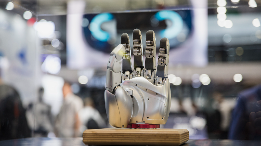 Une main robotique est vue lors de la 26e Foire industrielle internationale de Chine à Shanghai, en Chine, le 12 octobre 2026. /VCG