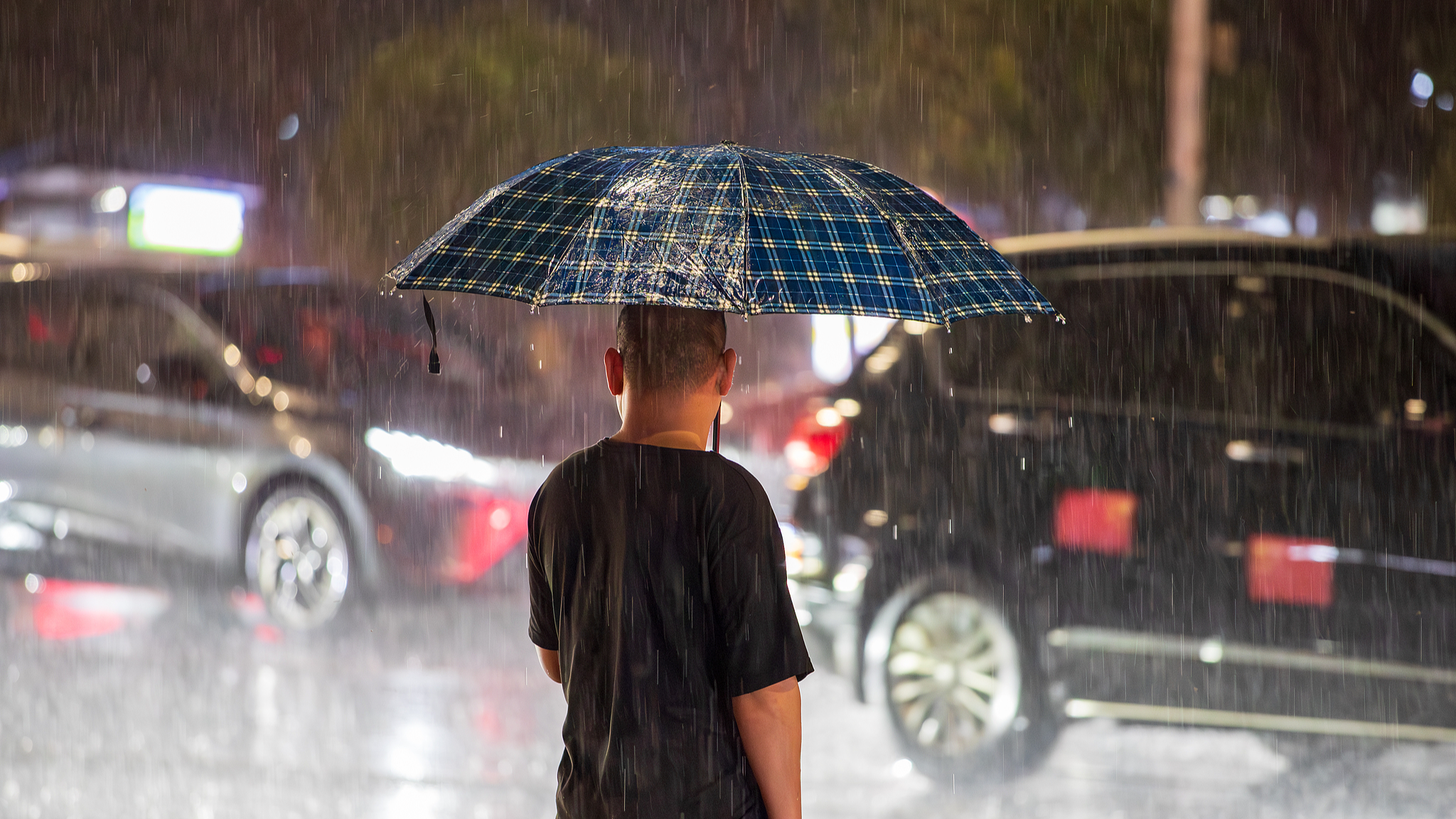 Touchée par une masse d'air froid, Wuhan a connu un temps pluvieux avec une baisse significative de la température et les citoyens ont voyagé sous la pluie, Wuhan, Hubei (centre de la Chine), le 17 septembre 2026. /VCG