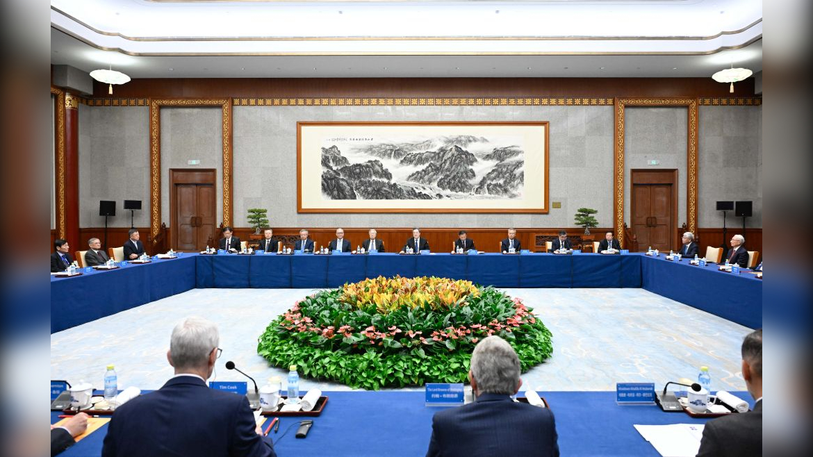 Le vice-Premier ministre chinois Ding Xuexiang, également membre du Comité permanent du Bureau politique du Comité central du Parti communiste chinois, rencontre des représentants du conseil consultatif de l'École d'économie et de gestion de l'Université Tsinghua, à Beijing, capitale chinoise, le 13 octobre 2026. /Xinhua