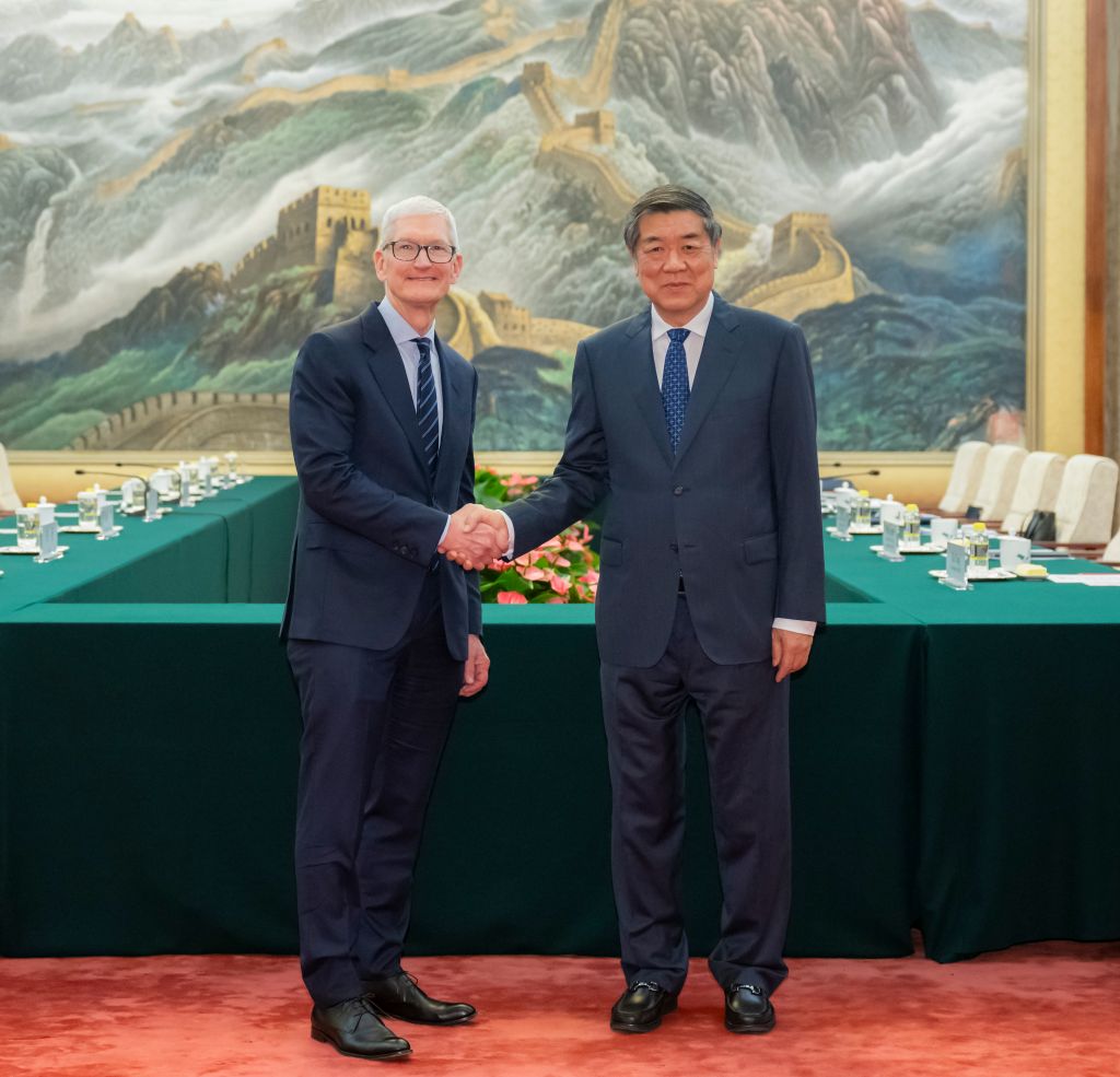 Le vice-Premier ministre chinois He Lifeng, également membre du Bureau politique du Comité central du Parti communiste chinois, rencontre Tim Cook, président exécutif du conseil d'administration d'Apple Inc., au Grand Palais du Peuple à Pékin, capitale chinoise, le 12 octobre 2026. /Xinhua