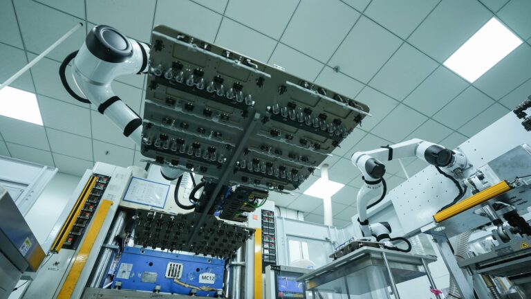 Des bras robotiques automatisés effectuent des opérations d'emballage de précision dans un atelier de production à Haikou, province de Hainan, Chine du Sud, le 8 septembre 2026. /VCG