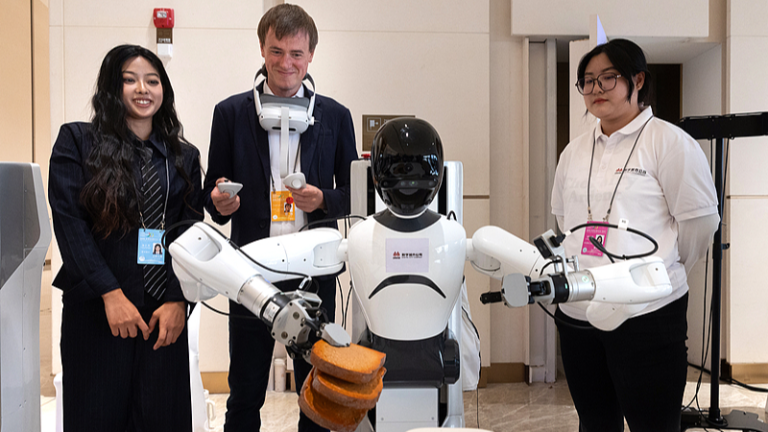 Des participants testent un robot lors du Forum sur la gouvernance mondiale 2026 dans la nouvelle zone de Xiongan, province du Hebei, le 23 octobre 2026. /VCG