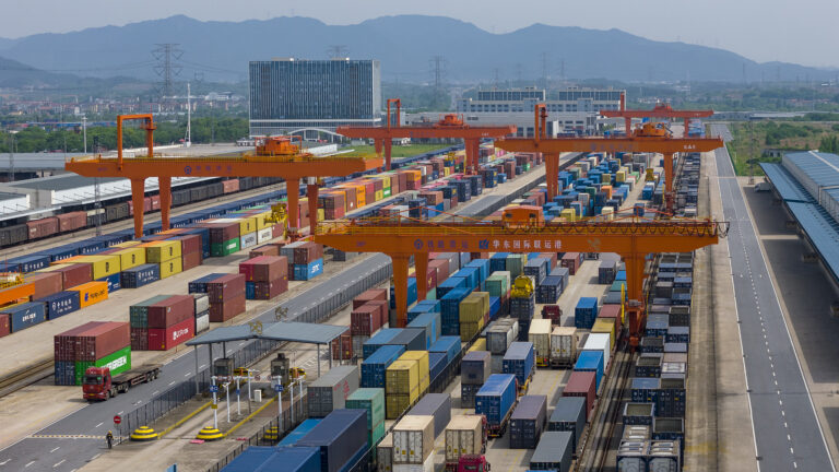 Des conteneurs sont chargés sur un train de marchandises Chine-Europe au port intermodal international de Chine orientale à Jinhua, province du Zhejiang, Chine, le 3 mai 2025. /VCG