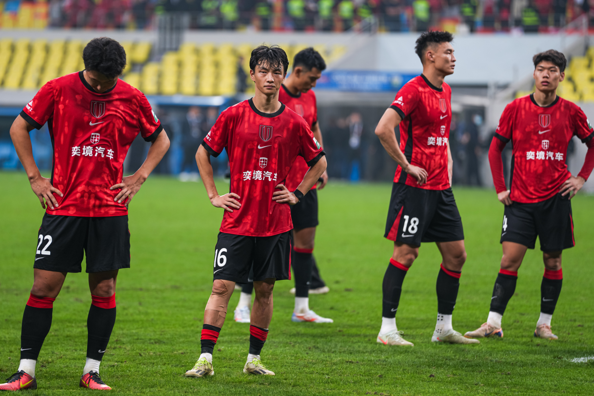 Les joueurs de Chengdu Rongcheng semblent déçus après la défaite 1-0 du CSL contre Dalian Yingbo à Chengdu, dans la province chinoise du Sichuan (sud-ouest), le 24 octobre 2026. /IC Photo