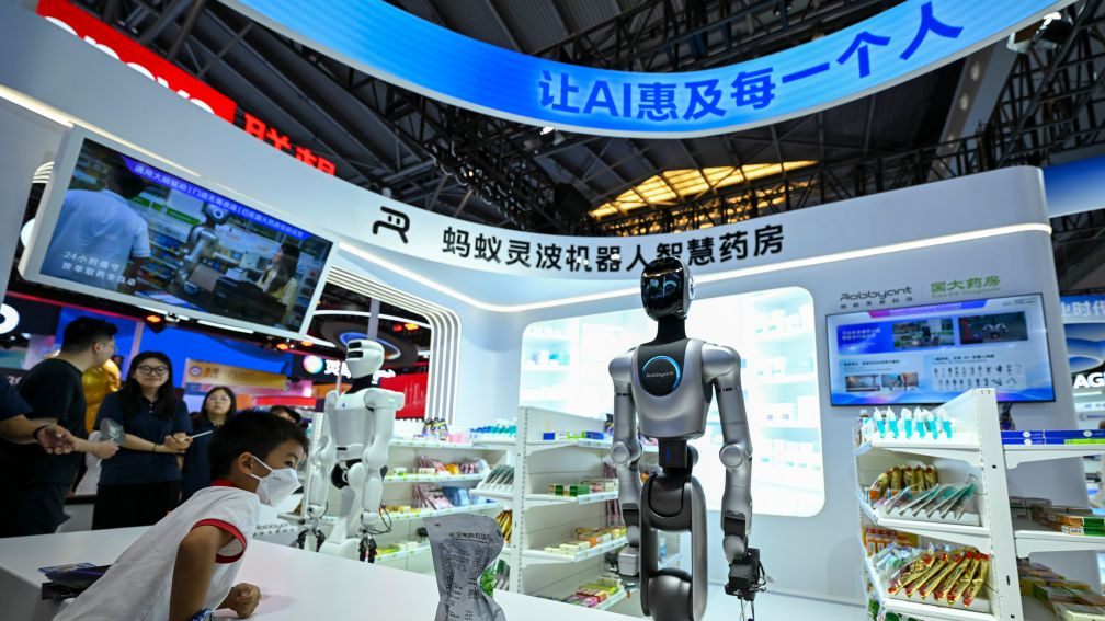 Un visiteur regarde une pharmacie robotisée intelligente lors de la Conférence mondiale sur l'IA et de la réunion de haut niveau sur la gouvernance mondiale de l'IA 2026 à Shanghai, en Chine, le 19 juillet 2026. /Xinhua