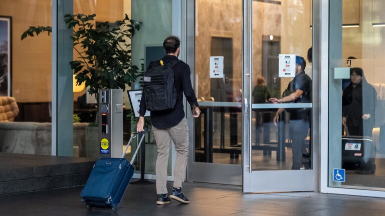 Un participant entre au siège d'Anthropic lors d'une journée des investisseurs à San Francisco, Californie, États-Unis, le 14 octobre 2026. /VCG