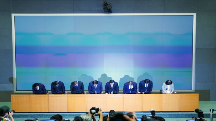 Les responsables s'excusent pour l'incendie meurtrier survenu l'année dernière au tribunal de Wang Fuk à Hong Kong, qui a tué 168 personnes, lors d'une conférence de presse dans la région administrative spéciale de Chine, le 29 octobre 2026. /Xinhua
