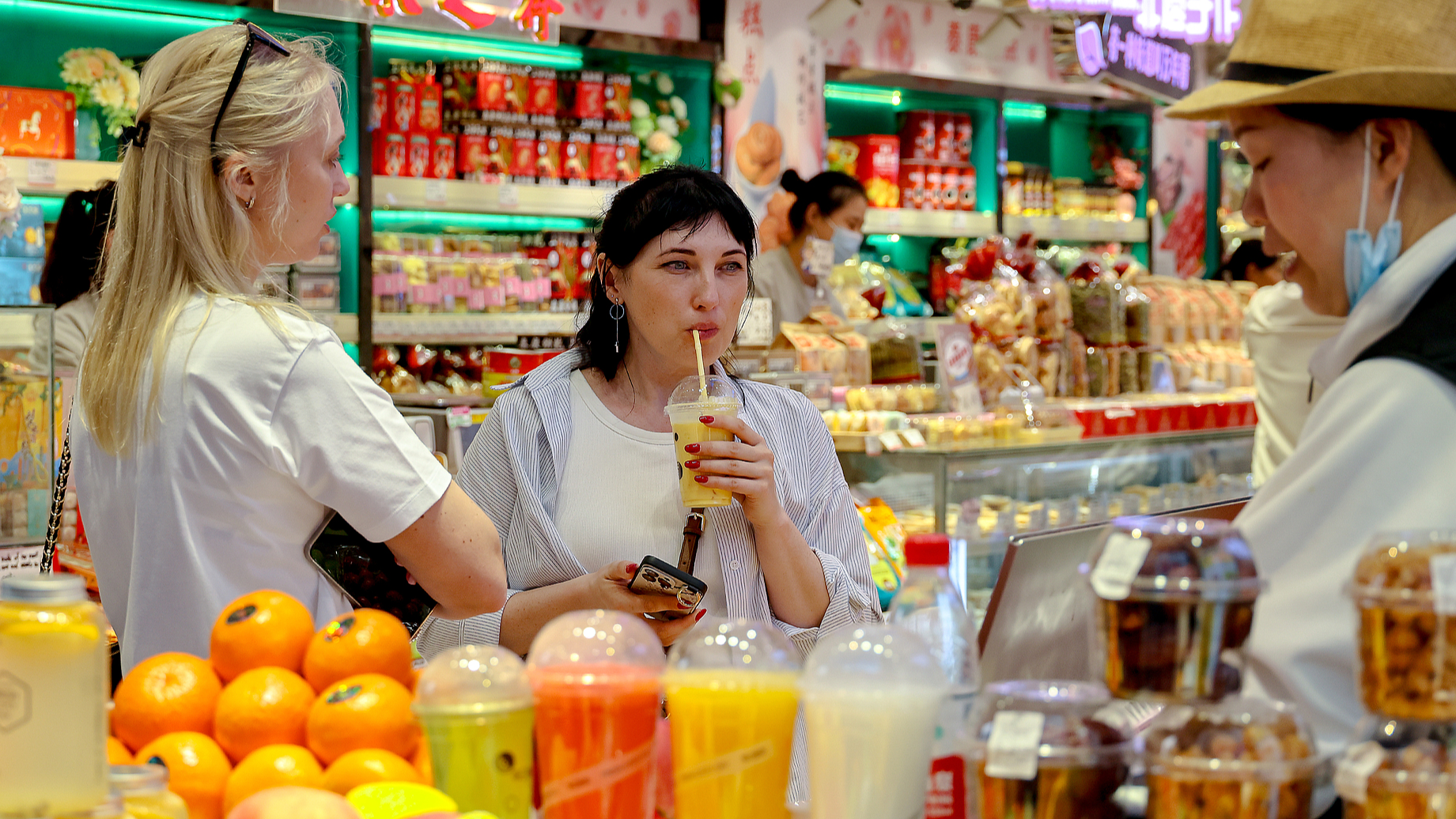 Des touristes étrangers dans un magasin pendant les vacances du festival Qingming à Shanghai, en Chine, le 5 avril 2026. /VCG