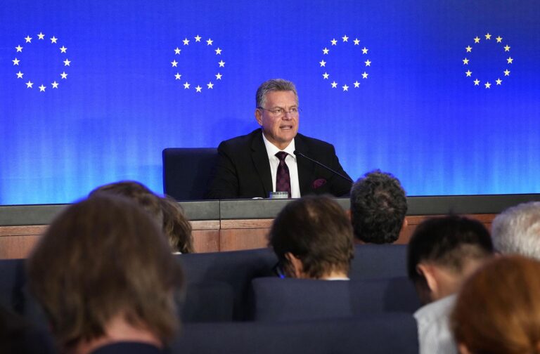 Le commissaire européen chargé du commerce et de la sécurité économique, Maros Sefcovic, s'exprime lors d'une conférence de presse tenue à Pékin, en Chine, le 9 octobre 2026. /CFP