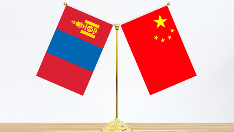 Drapeaux nationaux de la Mongolie et de la Chine. /CFP