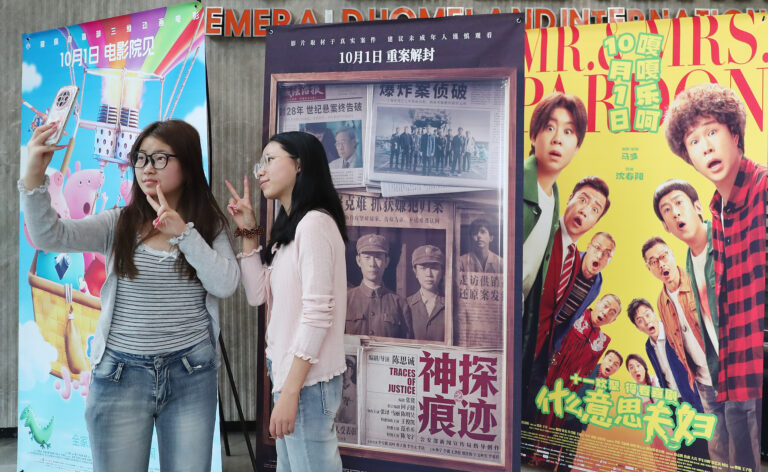 Des cinéphiles prennent des selfies dans un cinéma de Kunming, dans la province du Yunnan, le 6 octobre 2026. /VCG