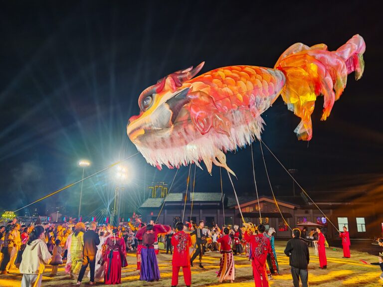 Une installation artistique géante de poissons lumineux flotte dans les airs, observée par les touristes dans un parc de Yunmeng, province du Hubei, centre de la Chine, le 2 octobre 2026. /CFP