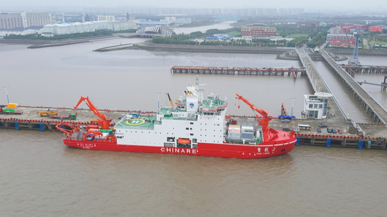 Les navires de recherche Xuelong et Xuelong 2 reviennent à Shanghai après avoir terminé près de trois mois de la 16e expédition chinoise dans l'Arctique, le 30 septembre 2026. /VCG