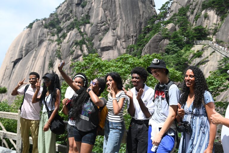 Des lycéens de l'État américain du Maryland prennent des photos sur le mont Huangshan, dans la province de l'Anhui, en Chine, le 31 juillet 2024. /CFP