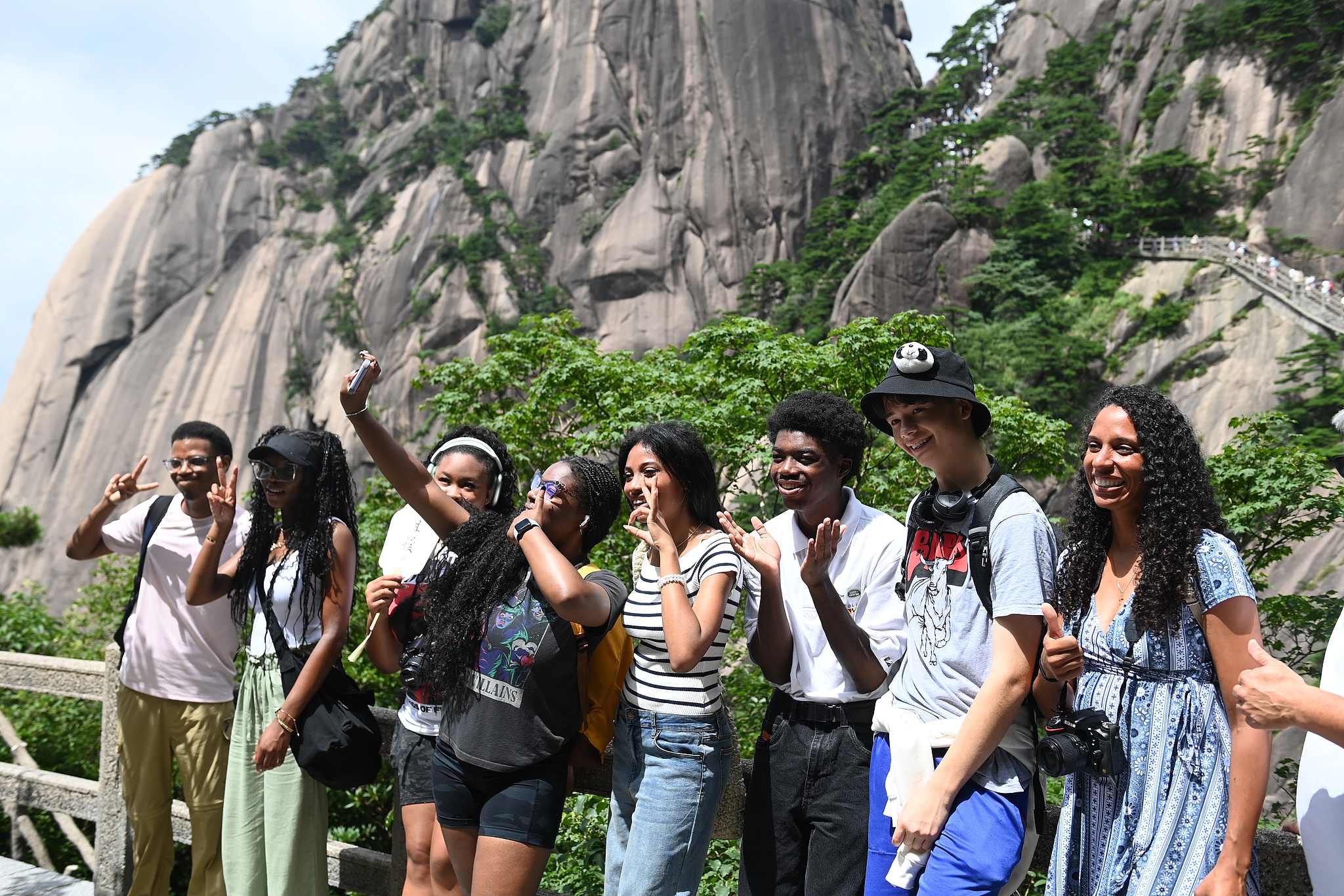 Des lycéens de l'État américain du Maryland prennent des photos sur le mont Huangshan, dans la province de l'Anhui, en Chine, le 31 juillet 2024. /CFP