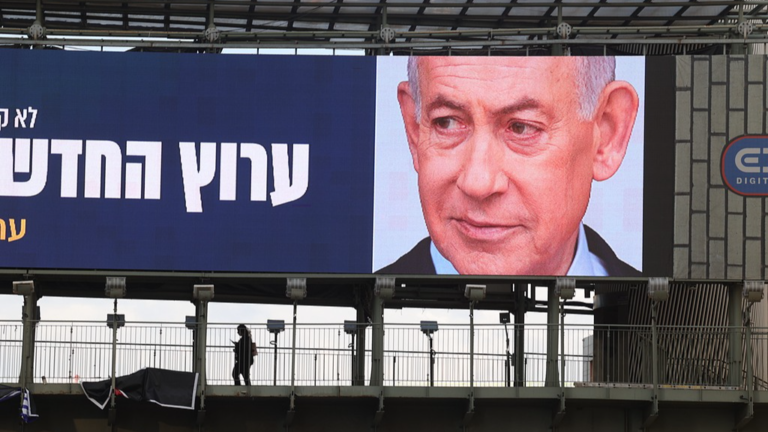 Un panneau d'affichage électoral représentant le Premier ministre israélien Benjamin Netanyahu est affiché à Ramat Gan, près de Tel Aviv, Israël, le 18 octobre 2026. /VCG